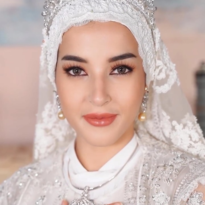 <p>Melihat potret-potret yang Bubun rangkum berikut ini, apakah Tasya benar-benar terlihat mirip Anisha istri Pangeran Mateen? Bagaimana menurut pendapat Bunda? (Foto: Instagram @tasyafarasya)</p>