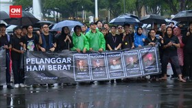VIDEO: Gerimis dan Payung Hitam di 17 Tahun Aksi Kamisan Depan Istana