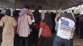 Pria Berkaus Prabowo-Gibran Joget di Lokasi Kampanye Anies di Bone