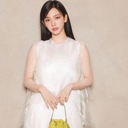 Simak Potret Karina 'aespa' yang Tampil Bak Dewi di Prada Fashion Show FW24