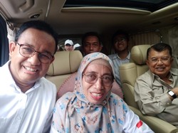 Emak-emak di Bone Nekat Terobos Ajudan demi Foto Selfie Bareng Anies