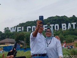 Anies Berfoto di Monumen Welcome to Batam Saat Kampanye di Batam