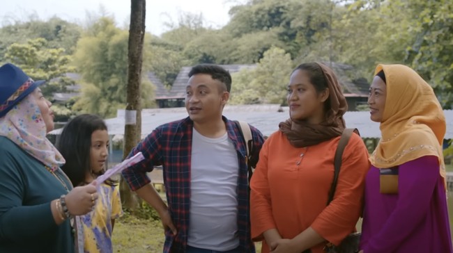 Review Bu Tejo Sowan Jakarta: Penampilan kuat Siti Fauziah sebagai Bu Tejo yang ikonis nyatanya tak cukup untuk menyelamatkan kualitas film.