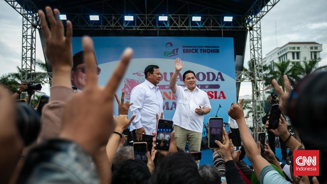 Kehadiran Erick Thohir terlihat saat Prabowo dan Gibran bersiap berangkat dari Jalan Kertanegara, Nomor IV. Erick tampak mengenakan kemeja berwarna biru muda.