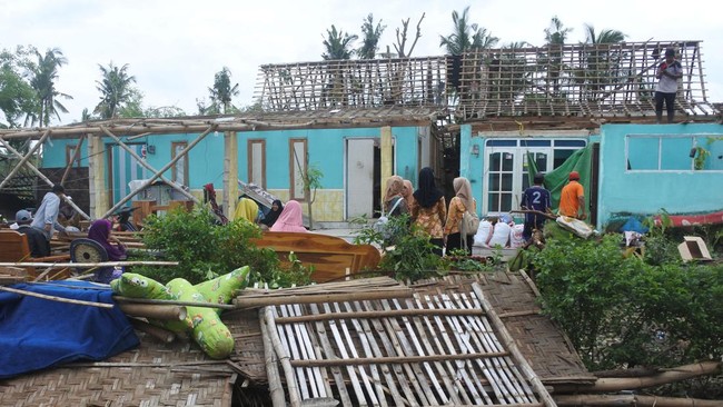 BPBD Kabupaten Bondowoso, Jawa Timur mencatat sebanyak 82 rumah warga di tujuh desa porak poranda diterjang angin kencang disertai hujan deras pada Kamis (4/12)