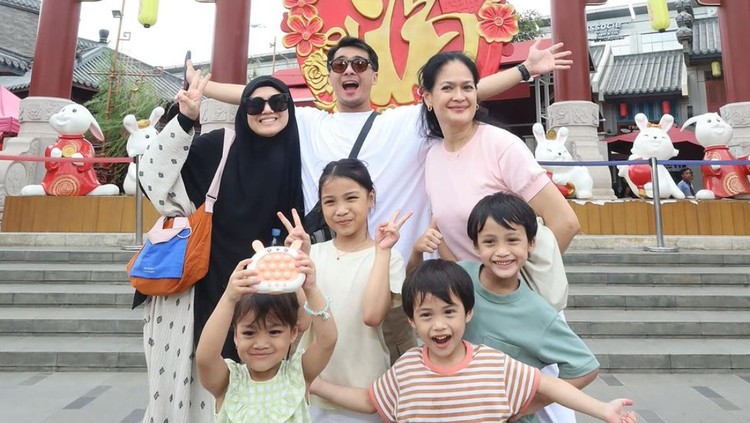 Donna Harun bersama keluarga