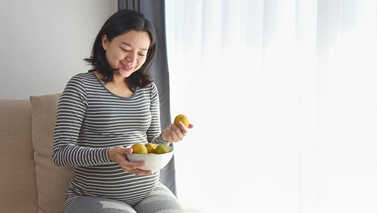 Ilustrasi Ibu Hamil Makan Buah