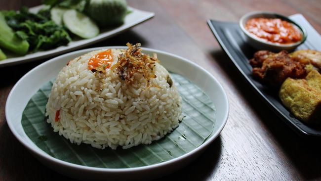 Resep nasi liwet Sunda ini sangat mudah dibuat karena bahan-bahannya sederhana dan praktis menggunakan rice cooker.