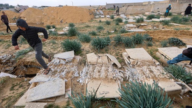 Investigasi CNN mengungkap setidaknya 16 kompleks pemakaman warga Palestina di Gaza dihancurkan secara sistematis oleh buldoser atau tank Israel.