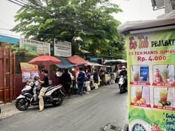 Di Sepotong Jalan Minangkabau Ada Daifuku hingga Mie Jebew