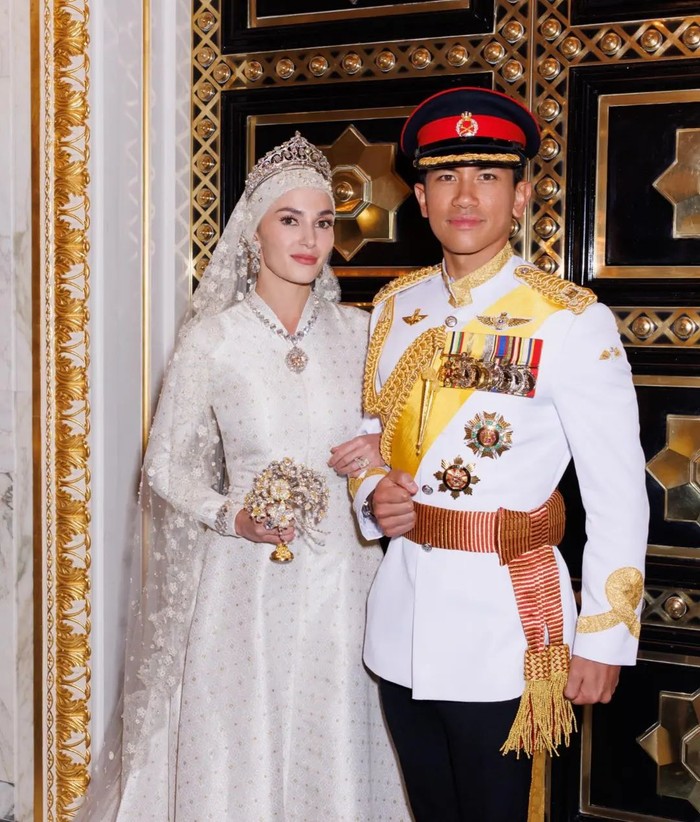  Intip Perhiasan Mewah Anisha Rosnah di Pernikahannya