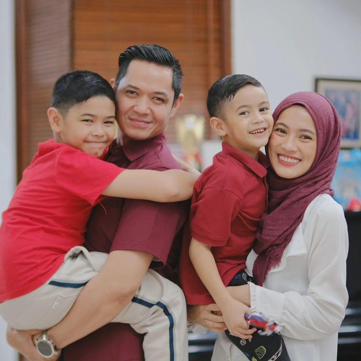 <p>Anak pertamanya yang bernama Muhammad Dirgantara Ariendra Harlino lahir pada 19 Februari 2015. Sementara itu, sang adik yang bernama Malik Mahendra Harlino lahir pada 2 Agustus 2017. (Foto: Instagram: @dude2harlino)</p>