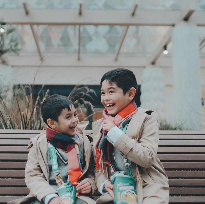<p>Malik juga terlihat sangat akrab bersama sang Kakak, Rendra. Pada beberapa kesempatan, keduanya tidak gengsi memperlihatkan kasih sayangnya dengan berpelukan atau berbincang bersama. (Foto: Instagram: @dude2harlino)</p>