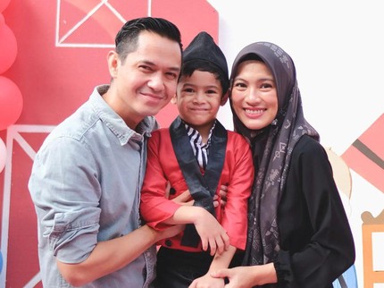 7 Potret Ganteng Malik Putra Kedua Alyssa Soebandono yang Jarang Tersorot