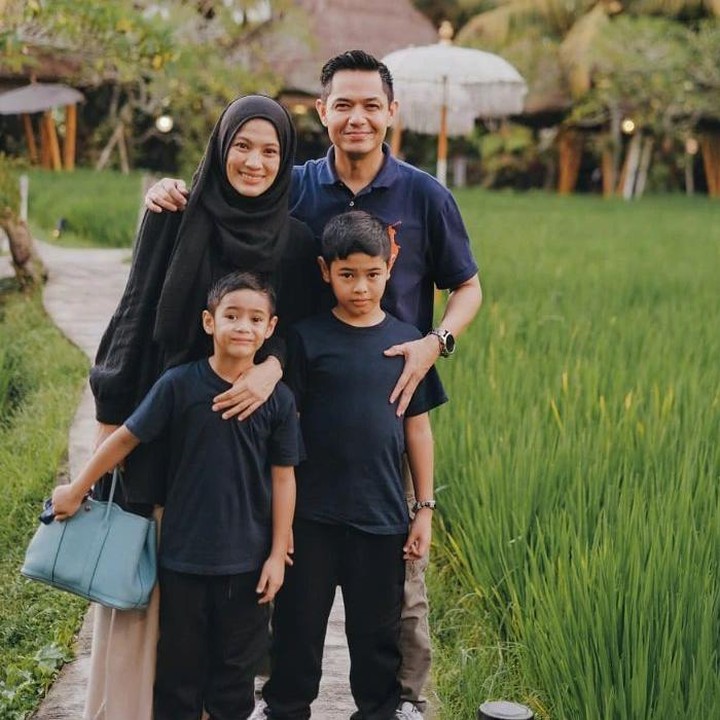 <p>Artis cantik Alyssa Soebandono menikah dengan Dude Harlino pada tahun 2014. Dari pernikahan ini, keduanya pun dikaruniai dua orang putra, Bunda. (Foto: Instagram: @dude2harlino)</p>