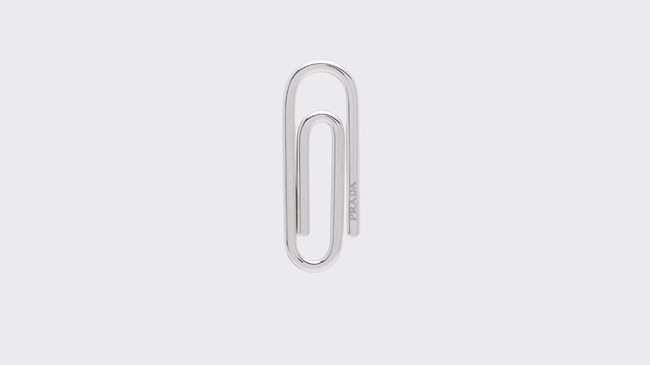 Brand fashion mewah asal Italia Prada baru saja memasarkan paperclip atau penjepit kertas yang dibanderol seharga £340 atau Rp6 juta.