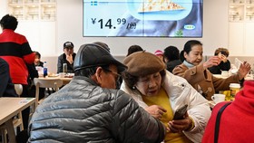 FOTO: Kala Kakek dan Nenek di China Mencari Cinta di IKEA