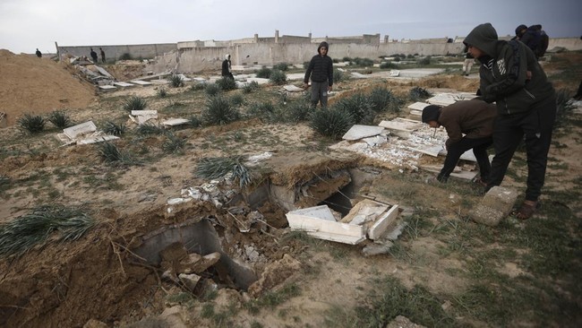 Pasukan Israel menghancurkan sebuah pemakaman di Kota Khan Younis, selatan Jalur Gaza, dengan dalih mencari jenazah sandera yang ditahan kelompok Hamas.