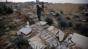 FOTO: Israel Curi Jenazah-Bikin Hancur Pemakaman di Khan Younis Gaza