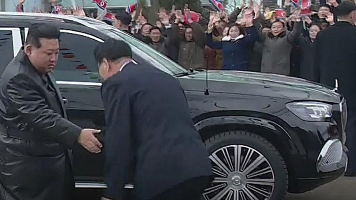Pemimpin Korea Utara Kim Jong Un Keluar dari kendaraan sport mewah Mercedes-Benz dalam rekaman yang disiarkan oleh Televisi Sentral Korea Utara pada hari Senin. (Dok. Televisi Sentral Korea Utara)