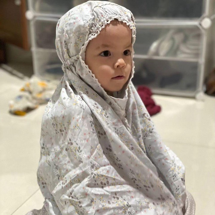 <p>Sosok Aisyah sendiri berhasil menarik perhatian, Bunda. Bukan tanpa alasan, dengan wajah bulenya ini, Aisyah sering tampil menggunakan hijab maupun mukena, lho. (Foto: Instagram: @edward_akbar)</p>
