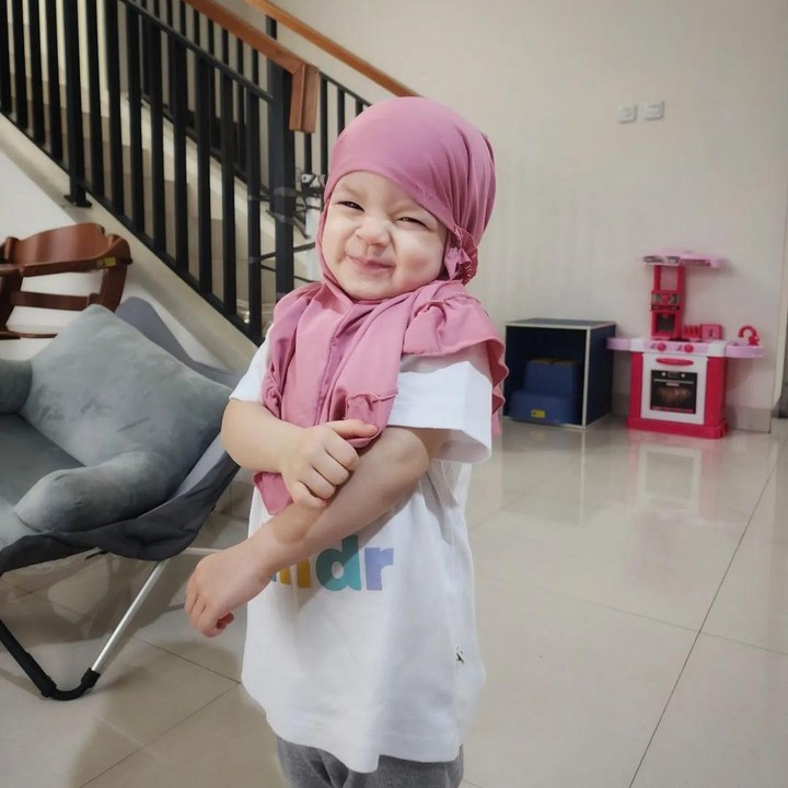 <p>"<em>MasyaAllah tabarakallah</em>. Semoga jadi anak yang salihah aminn ya Rabb," ujar seorang netizen dengan emotikon hati. "<em>MasyaAllah</em> anak salihah," kata netizen lainnya. (Foto: Instagram: @edward_akbar)</p>