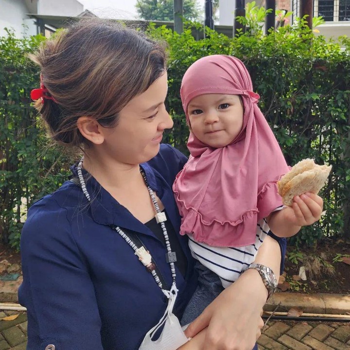<p>"<em>MasyaAllah</em>. Jadi anak salihah ya, Nak. Aminn," tulis Edward kala mengunggah potret Aisyah dengan hijab merah muda. (Foto: Instagram: @edward_akbar)</p>