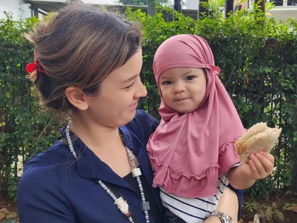 7 Potret Aisyah Putri Kimberly Ryder Berwajah Bule, Ada Gaya Pakai Hijab