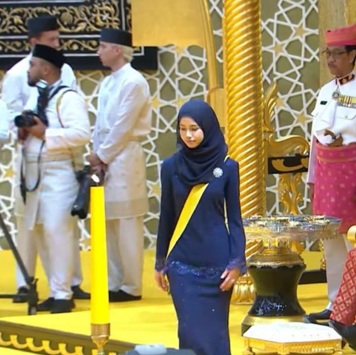<p>Putri Ameerah Wardatul Bolkiah hadir di antara tamu undangan lainnya untuk memberi selamat kepada Pangeran Mateen, Bunda. Ia adalah anak kedua dari pernikahan ketiga Sultan Hassanal Bolkiah dengan Azrinaz Mazhar Hakim. Kini, sang putri telah beranjak remaja dan akan menginjak usia 16 tahun pada 28 Januari mendatang.  </p>