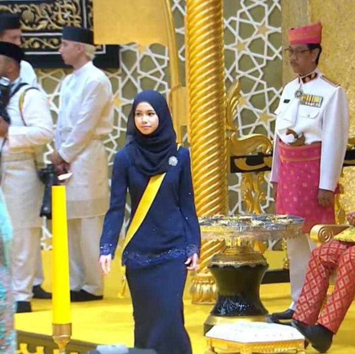 <p>Upacara Istiadat Berbedak Diraja pernikahan Pangeran Abdul Mateen dan Anisha Rosnah binti Adam yang digelar pada Rabu (10/1/2024) telah berlangsung secara khidmat. Banyak hal yang menjadi sorotan, salah satunya adalah kehadiran sang adik, Putri Ameerah Wardatul Bolkiah. (Foto: YouTube RTB)</p>