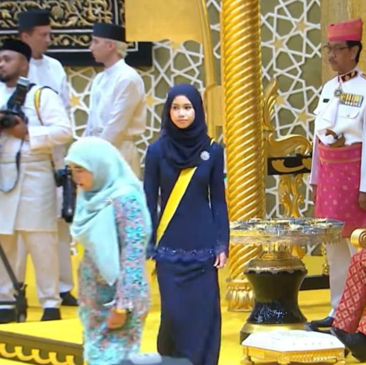 <p>Ada banyak tamu yang menghadiri pernikahan Pangeran Mateen dan Anisha Isa Kalebic. Salah satu yang sukses mencuri perhatian di upacara Istiadat Berbedak Diraja adalah kehadiran adik Pangeran Mateen yang bernama Ameerah.</p>