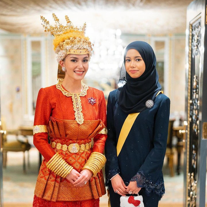 <p>Putri Ameerah juga terlihat berfoto dengan mempelai pengantin perempuan yang kini telah menjadi kakak iparnya, Anisha Isa Kalebic. (Foto: Instagram@muash.portfolio)</p>