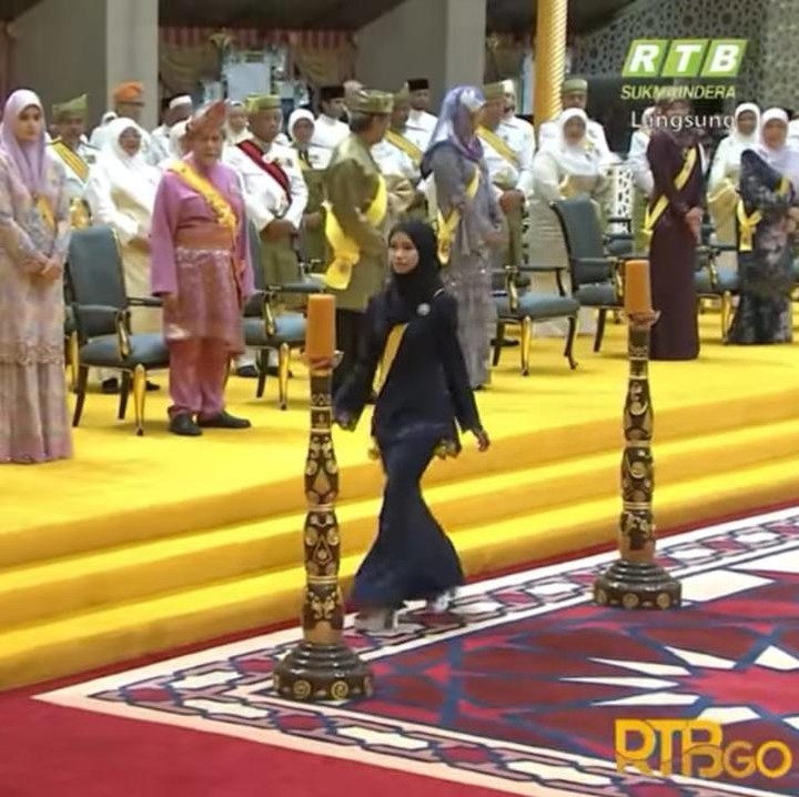<p>Dalam video siaran langsung yang diunggah di kanal YouTube Radio Televisyen Brunei, Putri Ameerah terlihat menghampiri pelaminan dengan berjalan mengenakan busana berwarna biru dongker. (Foto: YouTube RTB)  </p>