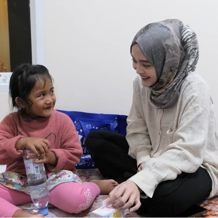 <p>Sebelumnya, sempat diberitakan bahwa Teddy Pardiyana hidup terpuruk sampai harus tinggal di sebuah gubuk. Hal itu membuat Putri Delina mengkhawatirkan keadaan Bintang. Putri bahkan pernah menawarkan diri untuk merawat adiknya. (Foto: YouTube Putri Delina AS)</p>