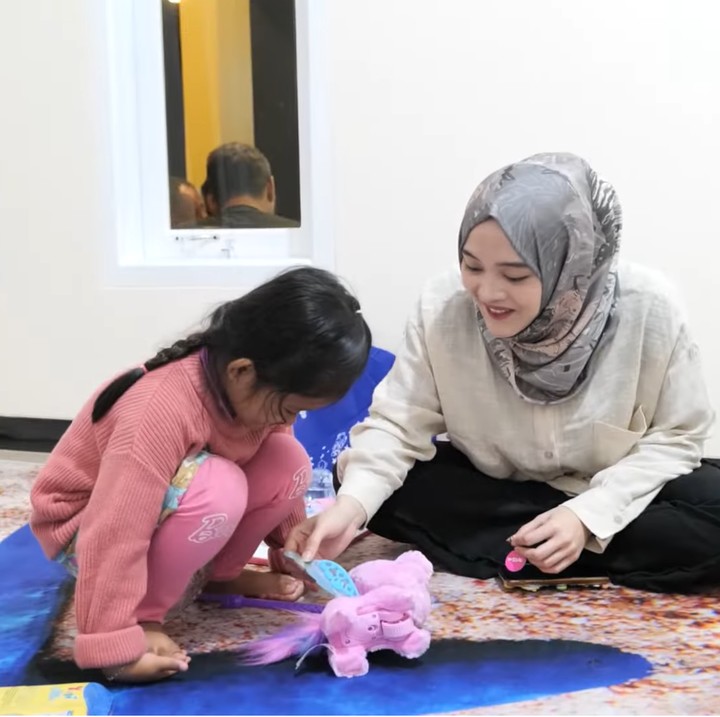 <p>Bintang terlihat sangat senang ketika Putri membawakan tas berisi banyak hadiah untuknya. Salah satu mainan berbentuk <em>unicorn</em> sukses mencuri perhatian Bintang. "Dede teh masih suka <em>unicorn</em> enggak?" tanya Putri. "Masih," jawabnya. (Foto: YouTube Putri Delina AS)</p>