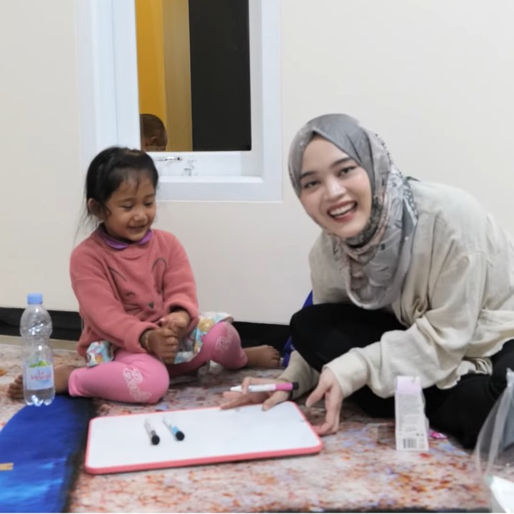 <p>Sempat terpisah cukup lama, Putri Delina akhirnya bisa kembali bertemu dengan sang adik. Ia mengunjungi Bintang setelah berziarah ke makam ibunda. "Sebenarnya jujur sudah dari lama pengen bertemu dedek Bintang tapi baru sekarang bisa bertemu," ucap Putri. (Foto: YouTube Putri Delina AS)</p>