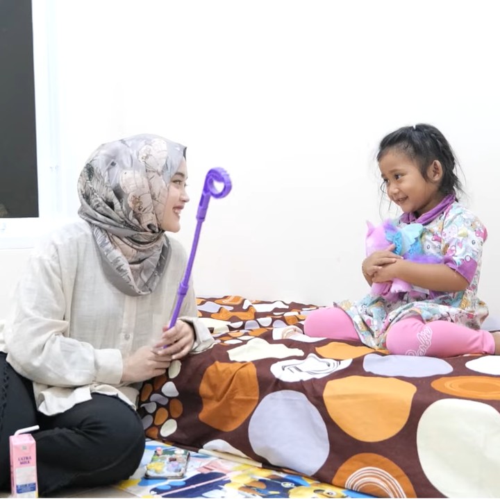 <p>Putri begitu terkesima melihat Bintang yang kini sudah besar. Keduanya pun saling berbincang untuk melepas rindu. "Sekarang mandinya sendiri atau dimandiin?" tanya Putri. Bintang kemudian mengaku bahwa ia sudah bisa mandi sendiri, Bunda. "Sudah enggak dimandiin? Ih mantap," puji Putri Delina. (Foto: YouTube Putri Delina AS)</p>