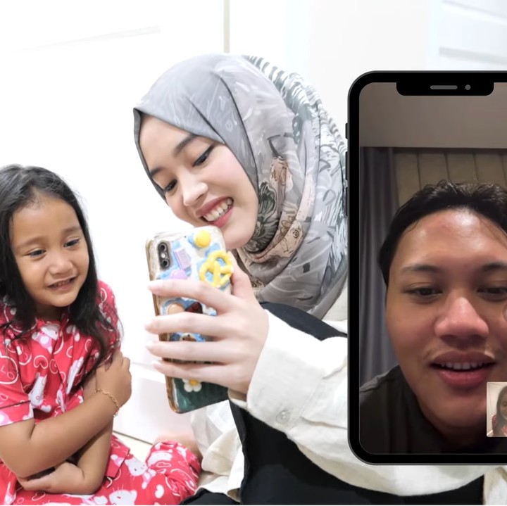 <p>Putri Delina tak lupa mengajak Bintang untuk melakukan panggilan video bersama Rizky Febian. Ketika pulang ke rumah, Putri merasa terharu karena berhasil bertemu Bintang. "Alhamdulillah Putri senang banget bisa ketemu Bintang lagi. Tadi aku juga senang banget lihat Bintang main bonekanya, dipeluk, dicium. Tadi terharu banget pengen nangis. Pas lihat Bintang rambutnya digerai masyaAllah mirip banget sama almarhumah mama. Sampai Aa Iky juga enggak kuat <em>video call</em> tadi karena kaget karena melihatnya mirip banget," tuturnya. (Foto: YouTube Putri Delina AS)</p>