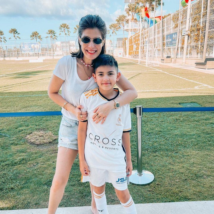 <p>"Pas Q lagi suka-sukanya sama Real Madrid, pas kebetulan Real Madrid Clinic di Bali. Terlalu indah untuk jadi kenyataan. Pelatihnya datang langsung dari Madrid ke Bali. Sangat bersemangat untuk ini," kata Carissa seraya mengunggah potret bersama sang anak. (Foto: Instagram: @carissa_puteri)</p>