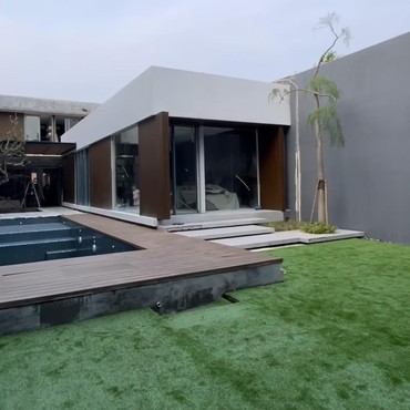 9 Potret Rumah Baru Mona Ratuliu Mewah Serasa Staycation di Hotel Bintang Lima