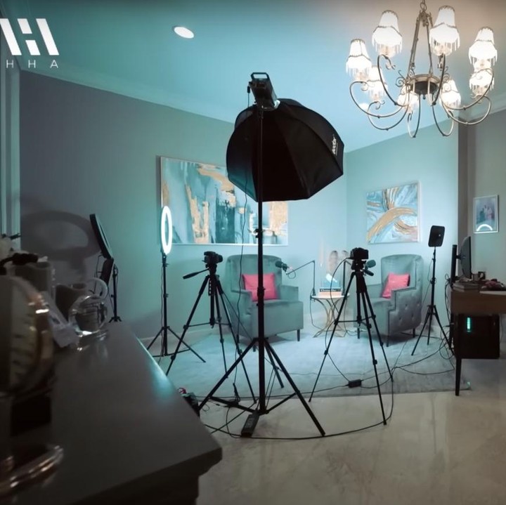 <p>Lanjut ke sudut lainnya, perempuan berusia 43 tahun ini memamerkan satu ruangan yang dijadikan studio <em>podcast.</em> Katanya, dahulu ini merupakan ruang kantor bernuansa putih, Bunda. (Foto: YouTube AH)<br /><br /><br /></p>