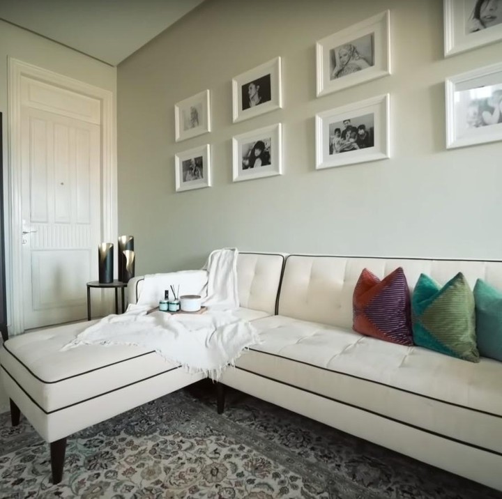 <p>Naik ke lantai atas, Olla menunjukkan ruang tengah yang diisi dengan sofa putih. Ruangnya ini juga dilengkapi lemari berisi barang koleksi. (Foto: YouTube AH)<br /><br /><br /></p>