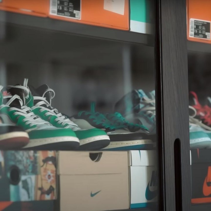<p>Salah satunya lemari berikut, Bunda. Ini diisi beragam jenis sepatu koleksi Olla, mulai dari <em>sneakers</em> hingga sepatu lari. (Foto: YouTube AH)</p>