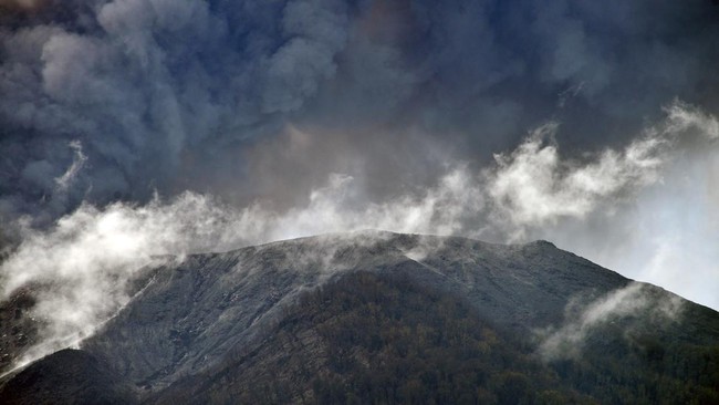 Longsoran Material Lahar Dingin Gunung Marapi Hambat Arus Lalu Lintas Jalan Bukittinggi-Padang