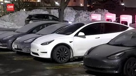 VIDEO: Cuaca Dingin Ekstrem di AS Bikin Mobil Tesla Tak Bisa Dicas