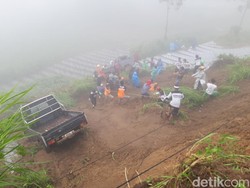 Warga Ramai-ramai Tarik 2 Mobil Tersapu Longsor di Selo Boyolali