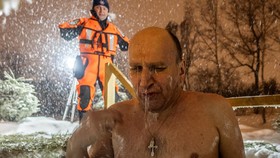 FOTO: Terbenam Dalam Dinginnya Es di Perayaan Epifani Warga Rusia