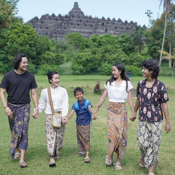 <p>Widuri Putri Sasono merupakan anak perempuan satu-satunya dari pasangan Widi Mulia dan Dwi Sasono, Bunda. Ia lahir pada 14 Juni 2010 dan kini sudah berusia 13 tahun. (Foto: Instagram @widimulia)<br /><br /><br /></p>