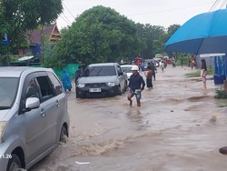 Jalan Poros Sarroanging Jeneponto Terendam Banjir gegara Sungai Meluap