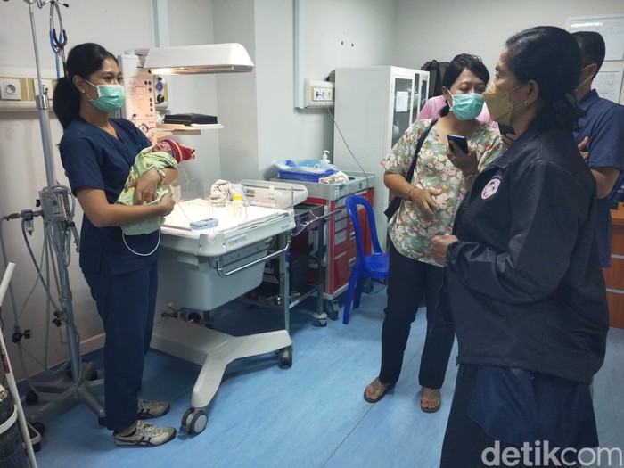 Bayi terbuang di semak-semak dekat vila Nana Mirdad mendapatkan perawatan di RSBM.